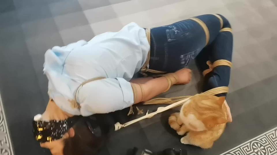 讨债不成反被绑 一绳所爱工作室定拍作品。剧情介绍，某教育培训机构女老师上门找校长索要几个月的培训费用，她只身来到校长家里，向校长索要薪水，校长不给，然后两人争吵起来，这时生气的校长抓住女老师双手并反剪到背后，然后将她摁倒在地上，然后叫上身旁的朋友:快去拿绳子，把她捆起来。被摁在地上的女老师还拼命扭动身子挣扎，校长反剪她双手并坐在她身上将她死死摁住，一会朋友拿来了绳子，他们两人配合，一个负责控制双手，一个负责捆绑捆绑完双手后，接着捆绑双脚，最后驷马倒攒蹄，被紧紧捆绑后女老师嘴巴骂校长，结果被校长和朋友用毛巾堵住嘴巴，缠上胶带，之后两人开始玩弄她，又挠痒痒，又让她闻鞋，玩弄后二人还捆绑她头发，让她强制抬头，又脱了她的原味白袜，堵她的嘴巴，然后挠她的脚丫，最后离开，留女老师再地上挣扎。<span style='color:#b0b0b0;'>[購入後に隠しワードが表示されます]</span>