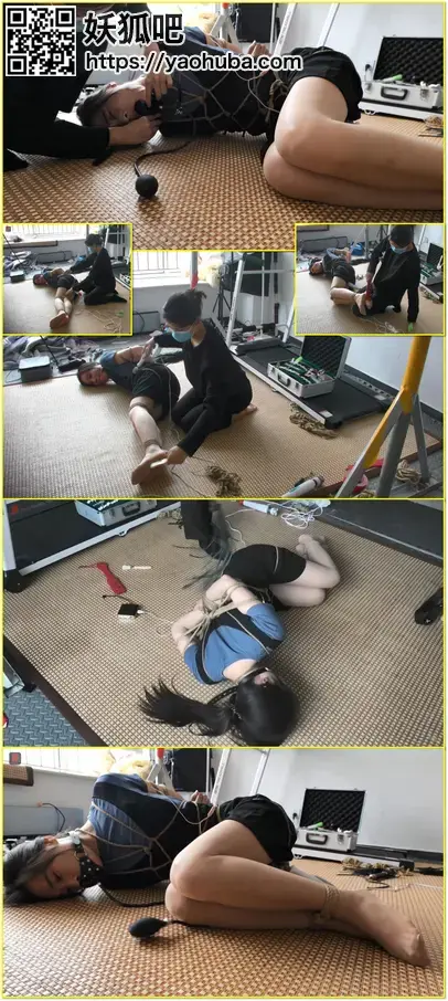 瑾瑜小主很给力，花样百出虐菲菲，黑蓝双姝第一集：双棒+枪+TT多种震，此类、毛刷花样TK、充气口塞，鞭打，折腾的菲菲很悲催 An adult double-dominant production starring the blue-and-black sisters, with multiple vibrators, a toy, an inflatable gag, patterned brush tickling, whipping, and prolonged punishment of Feifei.