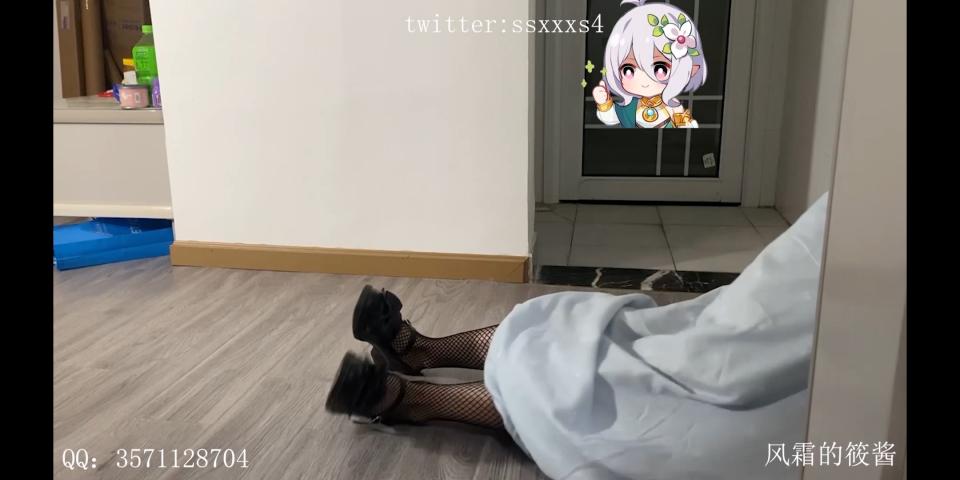 三连吞！ 白丝，肉丝白短袜，网袜。三袜丸吞一次满足~服装都是jk服。ps:预览图中被遮挡的地方是摄像以及摄像机在镜子上的映像，并不影响主要的观赏
