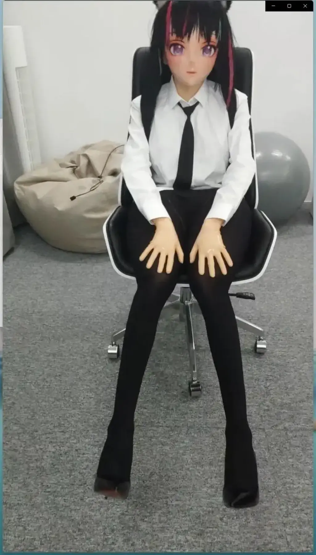 胶衣猫娘kigurumi制服ZW 这期视频呢是平安夜当晚拍的，录制于B站直播之后所以因为微孔头套的[不可描述]性以及服装的保暖性，所以说我也没有玩得太大就憋得不行了，因此这个视频就短了一些。