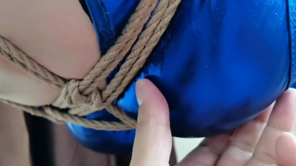 小母蓝色紧身衣，钻石丝袜！凌空吊起！ 小母的钻石丝袜，白皮肤衬托的更好看，爱的不要不要的！吊起来就听到就小母的呻吟声，代入感好强！