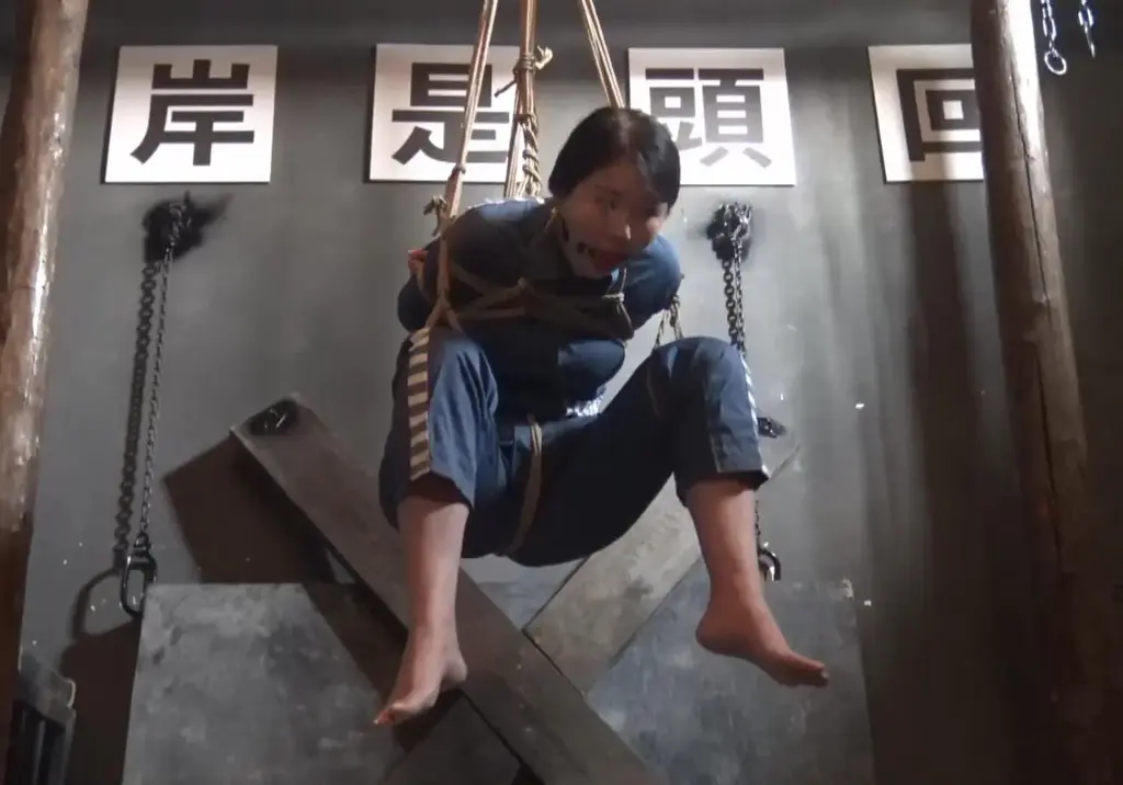 新片《坐缚吊》视频欣赏 女M穿着囚服不听话，被捆坐起来吊着，请欣赏视频QQ342642509   解压码sjys