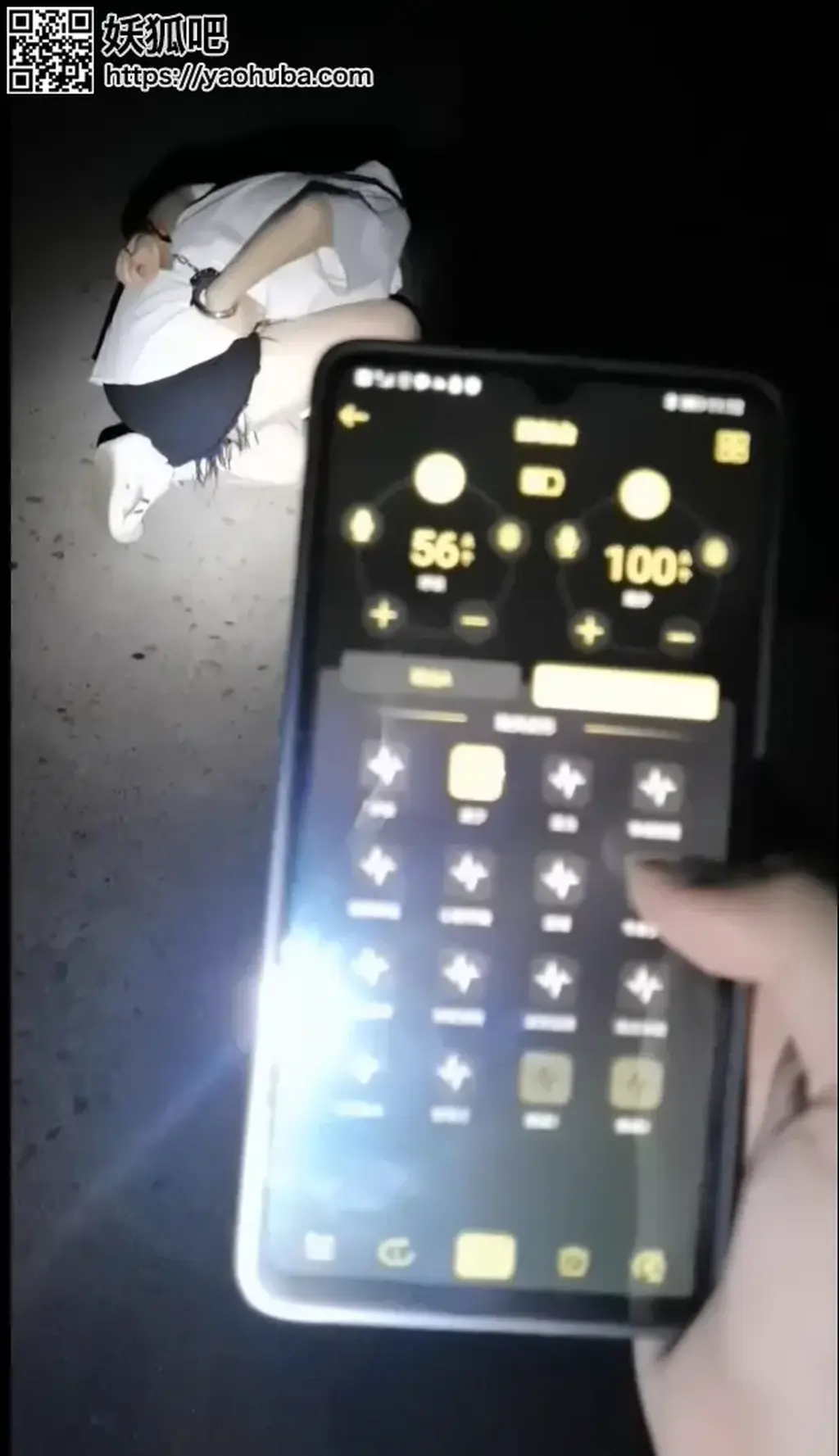 【景延】橘子受虐记02户外+绳裤+手铐，最高数值电击警告 夏天的存货，戴着手铐的橘子在城郊的山上走，一边还要忍受电击的折磨，到半山腰不想走了，要在石栏旁边看风景，也好，那就在这里玩吧，满数值电击器警告，叫得撕心裂肺，事后告诉我当时已经没有力气哭了。。由于是早期视频，当时拍的不专业，有一些竖屏，还请看官老爷们见谅<span style='color:#b0b0b0;'>[隐藏文字，购买后可见]</span><br>定拍，约现：2097700149