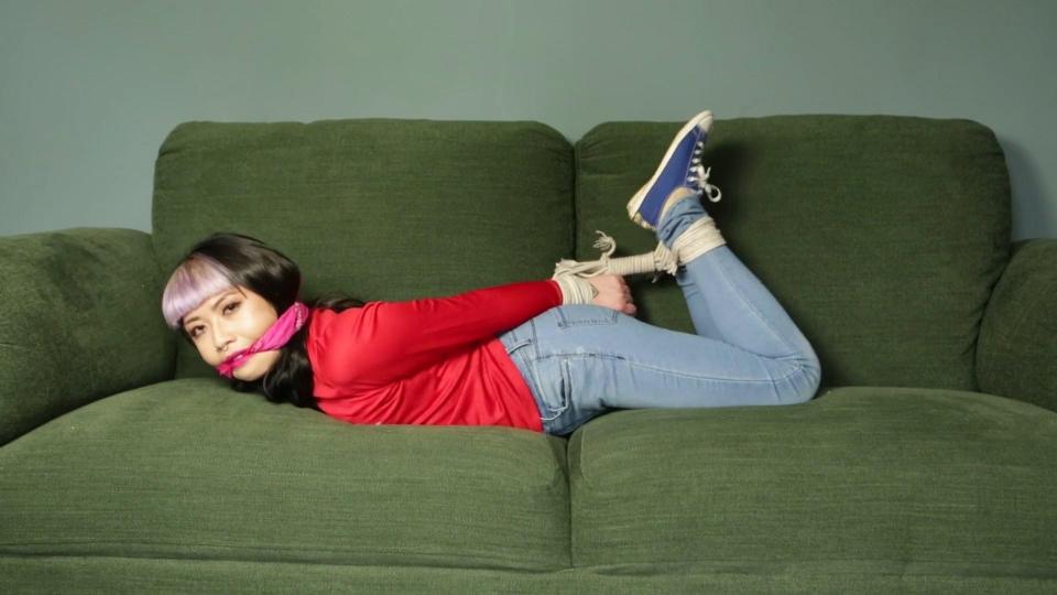 Raina in jeans and sofa  简介：<br>穿着牛仔裤和沙发的Raina <br>沙发时间又到了，Raina穿上了这一束腰带，状态很好。<br><br>Description:<br>Raina in jeans and sofa <br>Its sofa time again and Raina is on form in this hogtie.<br><br><span style='color:#b0b0b0;'>[隐藏文字，购买后可见]</span>