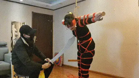 佩琪直臂全身紧缚木棍捆绑玩木偶 佩琪直臂全身紧缚木棍捆绑玩木偶，欧式直臂全身紧紧绑起来，堵嘴，筷子夹舌头，木棍吊绑，绳子控制身体当木偶玩。视频解压密码：chuxin .          -              -<br>一绳所爱绳艺体验店面向全国爱好者开放，本店提供绳艺捆绑模特服务、体验女绳师捆绑服务、体验长时间囚禁服务、场地出租、专业麻绳销售，原创视频套图销售、作品定制，模特原味丝袜出售等，另外本店招募同好合作伙伴。微信：351552501初心