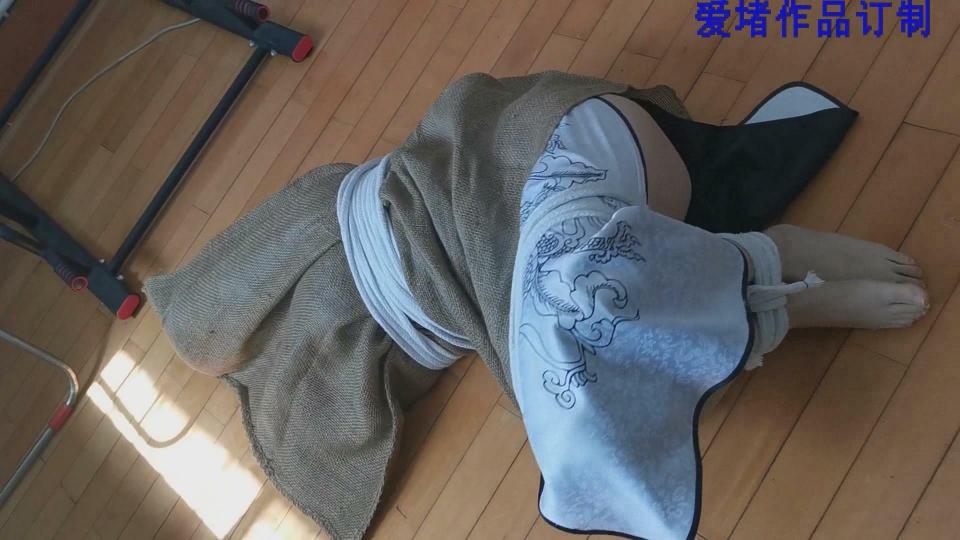 麻袋绑架 原创作品:爱堵之人  喜欢旗袍的女主在家遭到了潜入者的捆绑堵嘴绑架并装入麻袋后带到家中TJ 挣扎。