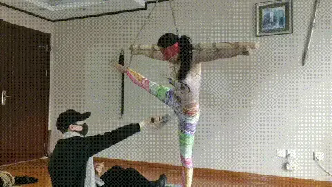 笑笑被绑在木棍上鞭打、按摩旋转 笑笑被绑在木棍上鞭打、按摩旋转，孩是自己要求被这样绑的，绑好以后站立不稳不停的原地旋转。视频解压密码:chuxin .                -<br>一绳所爱绳艺体验店面向全国爱好者开放，本店提供绳艺捆绑模特服务、体验女绳师捆绑服务、体验长时间囚禁服务、场地出租、专业麻绳销售，原创视频套图销售、作品私人定制、模特原味丝袜出售等，另外本店招募同好合作伙伴。微信：351552501初心