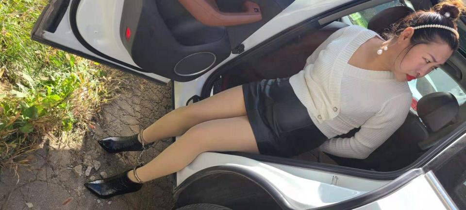押送少妇女囚 片长4分钟，1080p全高清拍摄。驱车押送女囚少妇去私人监狱服刑，重镣紧锁，逃脱无效！本片为一往情深绳艺工作室定拍作品，版权所有，定拍咨询qq1002871968  欢迎定拍约拍咨询交流。“网盘文件为压缩包，统一解压密码ywqs”