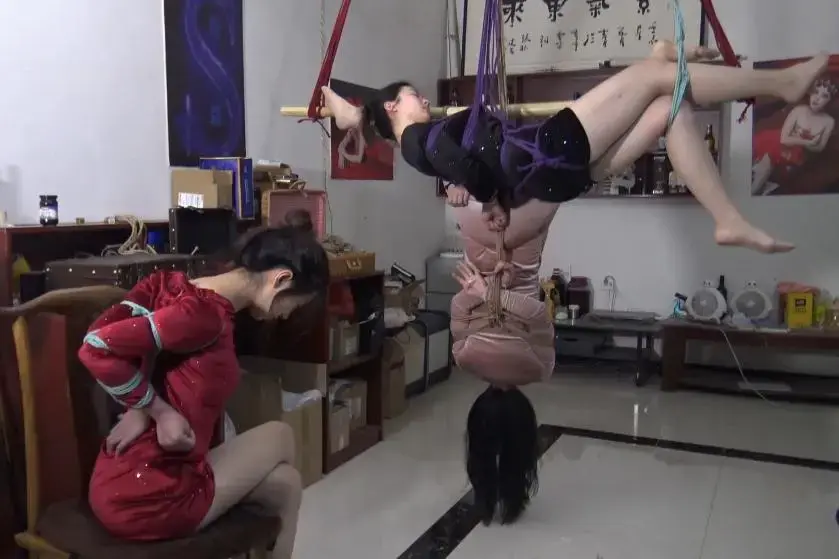 新片《三模高难度极限倒吊》总结版    三模超震撼倒吊着，看看三模怎么接受训练的  三模高难度极限倒吊，就这样被倒吊着接受训练，倒吊时间不短啊，这三个新模承受力不错，超级强悍，值得欣赏的好片，请看视频QQ342642509    解压码sjys    