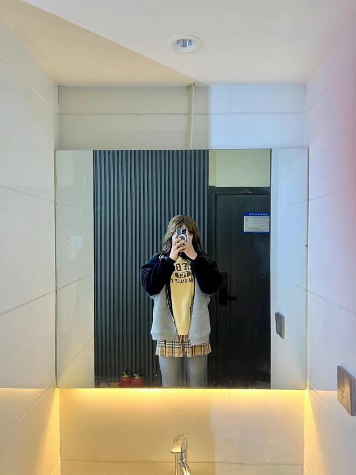 晚上出去转转 - 忽略腿粗，拍照技术有限水几张图 [伪娘,连裤袜,灰丝,短裙（超短）]