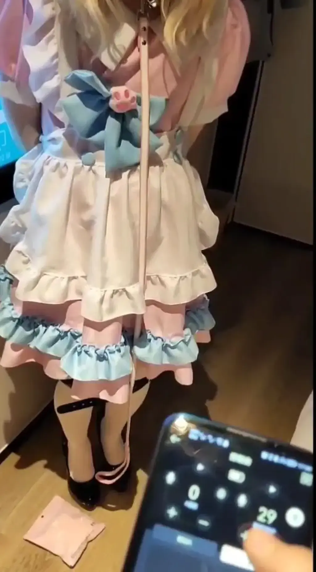 伪娘电击调教星河2 经过长时间的床上电击调教后，伪娘s让星河穿上高跟鞋，这是我第一次穿高跟鞋呢，走起路来确实非常困难，再加上时不时突然袭来的电击，感觉站都站不稳，但是s依然强迫自己快点走，一番折磨之后s又把我按在床上对自己下面一顿猛攻，疼的我连连呻吟…来自南京的萌新刚刚入坑，是m哦，喜欢胶衣，kig，束缚，寻找同好一起玩耍拍视频，有兴趣的可以加Q204887249，希望大家多多支持，今后会推出更加精彩的视频哦～