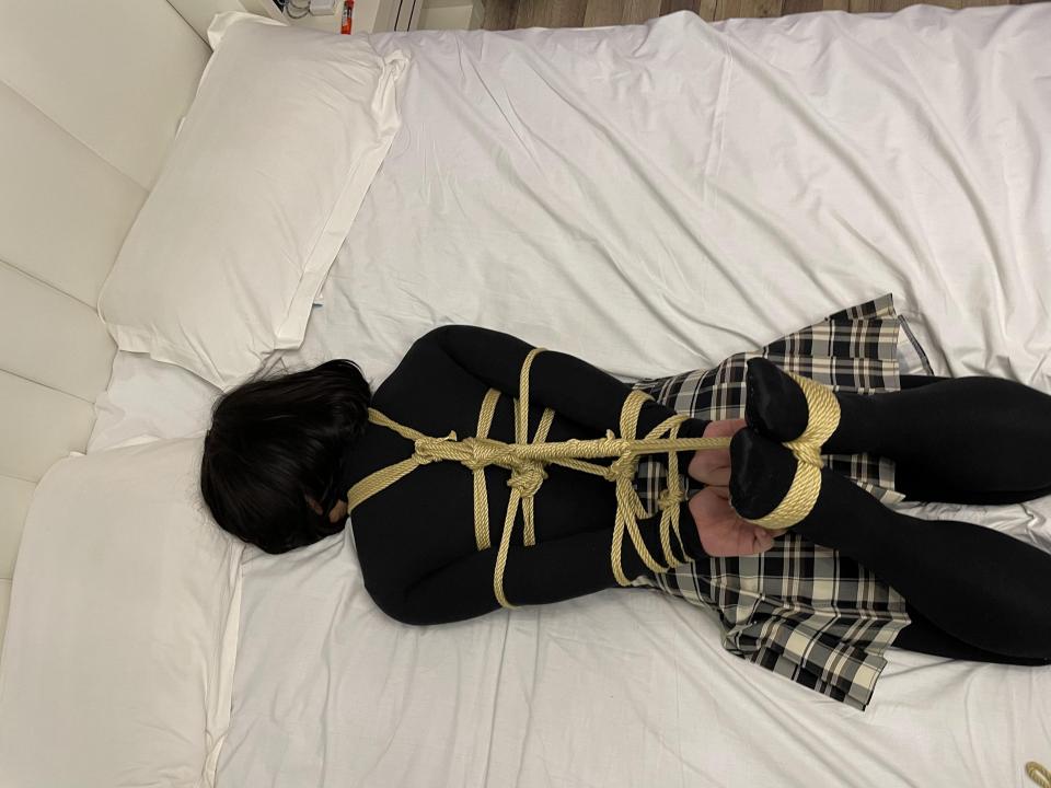绑架黑丝伪娘 电击乳T AV棒子强高   黑魔法师这次绑架了一个黑丝伪娘 各种捆绑拘束还不老实 一直想逃跑，最后把她乳T上贴上电击贴片 电击惩罚 av棒榨干后 终于老实了。<br>  作者:天津黑魔法师<br>QQ：2946045390 推特 @Melissa73142749 推上会不时更新些视频<br>接视频定拍；也可以线下现实体验 招兼职女绳模（待遇优厚）<br>网盘视频是压缩文档类型 解压后吧TXT改成mp4 解压密码heimofashi123 请不要在线解压