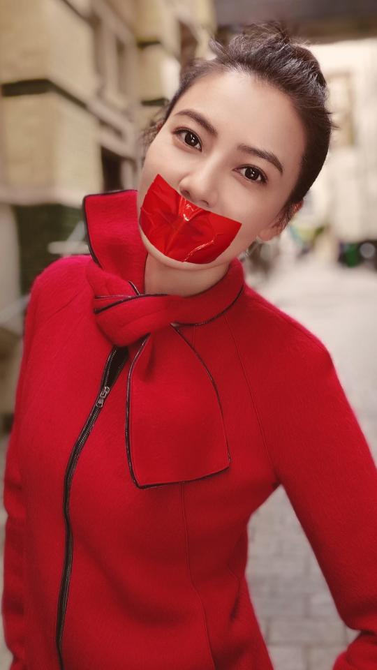 原创套图！自己PS的高圆圆胶带封嘴套图 - 自己PS的明星胶带封嘴系列第16期  从开始做原创封嘴图以来，PS水平大幅提升的同时，对自己的要求也逐步提高，力求做到以假乱真。为了更好地收集素材，陆续购置了很多设备，打光设备数位板等等，只为给大家分享更好的作品。很负责任地讲现在的作品和我早期作品相比已经有了质的飞跃。