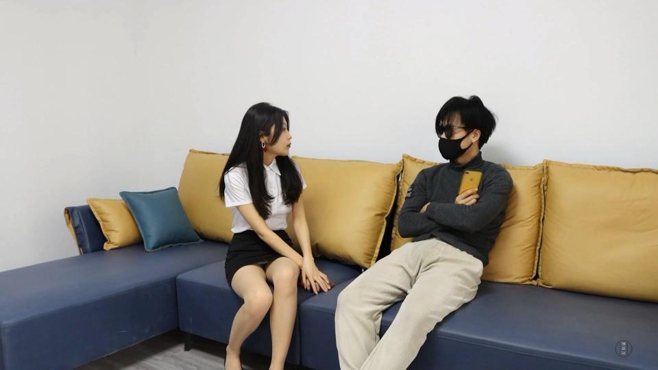 得意客定拍：秘书的失误 上集 米娅主演附赠模特真实感受采访 大小：2.58G<br>时长：26分钟<br>本人首次尝试剧情类定拍，工作室是好评如潮的得意客工作室，模特米娅表演的非常精彩，视频最后附赠一个小花絮，这部剧里模特是第一次体验悬吊的感受，让她谈了谈被吊在空中时内心都在想什么。<br>解压密码：123456<br>剧情的思路来自于十几年前千丝万缕的《受罚》，公司的老板让办公室的秘书去客户那里送一份很重要的文件，结果秘书弄丢了，因为经常被老板绑起来玩弄怕受罚就像老板隐瞒了这件事。结果老板接到了客户的电话才知道这份文件没有送到，于是叫来米娅质问，她还想跟老板撒娇抵赖，惹得老板非常生气，决定把米娅绑起来惩罚。米娅被日式单脚吊了起来，老板开始挠她的小脚，小秘书痒得不行开始求饶，老板说饶了你也可以，不过得玩一个游戏，赢了就放了你，输了要把你另一只脚也吊起来。然后老板拿一只丝袜塞进了小秘书嘴里，然后再用一个红色口球勒紧，说你能在5分钟内把丝袜吐出来就放了你。米娅很努力的尝试了5分钟，口球勒在外卖呢根本吐不丝袜。于是老板把她另一只脚也吊了起来，米娅被完全悬吊了起来，老板继续TK米娅的小脚，米娅吊在空中没有任何躲避的空间。老板玩够了，很满意米娅的表现，说要给米娅一个小奖励，敬请期待下集。