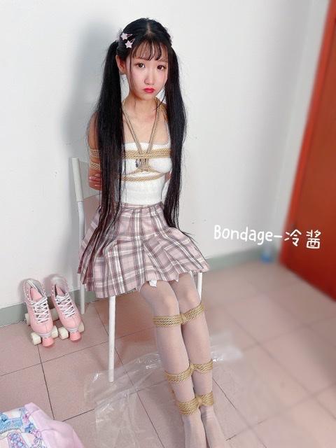 双马尾可爱冷酱白丝被强迫踩酸菜制作脚坛酸菜， - 接定拍加q379989669 [Sailor suit,Grey pantyhose,J. School Uniform]