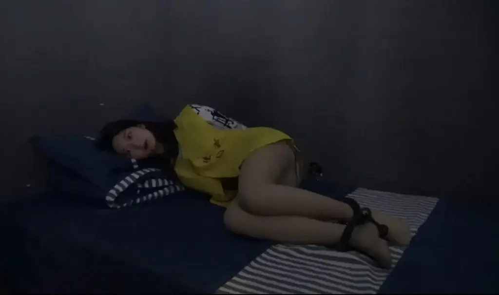 新片《毒贩落网记》  上集  夜总会小姐皮艳红由于毒瘾缠身，铤而走险走上犯罪的道路 夜总会小姐皮艳红由于毒瘾缠身，铤而走险走上犯罪的道路，皮艳红为了自己解决吸毒方便，还自己贩毒，最后在交易的同时被警方抓获，难得的好片，请欣赏视频,下集更精彩QQ342642509  