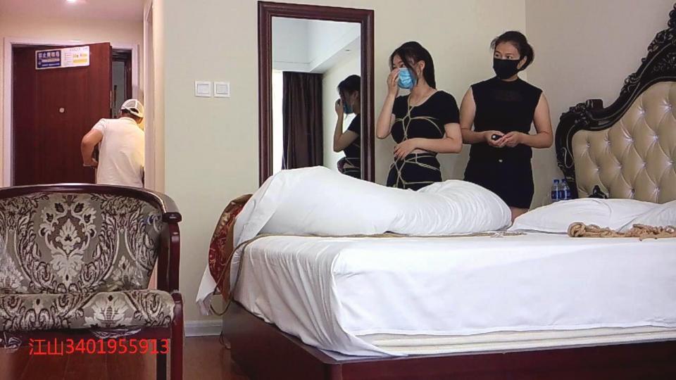 茶艺师女儿臭臭M字腿开腿縛，黑丝美腿，大胸，在妈妈的注视下，完成的绑缚 臭臭开腿縛，在茶艺师的注视下，完成了龟甲缚之后后高手縛，M字腿縛。中间还有个插曲，有个外卖员跑错了房间叫门，给茶艺师母女吓一边儿躲着，哈哈。定拍3516763647---3401955913