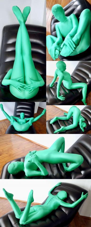 [W’sH]——Olivia——荧光绿zentai——充气躺椅上的瑜伽时光 舞蹈生女孩的绿色zentai瑜伽记。<br>当舞蹈生柔软的身体，遇上紧身丝滑的zentai，会是什么样子？<br><br>女孩身穿荧光绿zentai，在充气躺椅上做瑜伽。<br>她尽情的伸展身躯，摆出各种诱惑性感的姿势，同时抚摸着自己被zentai包裹下的身体。<br>时不时地还把下面抵在充气躺椅上狠狠地摩擦两下，啧啧，恋物瘾一犯，有些地方就是很痒呢~~<br>啊，舞蹈生就是舞蹈生，就是又舒展又自然，这个线条太美了！！！<br><br><br><br>注：<br>W'sH 工作室<br>专注于zentai、紧身衣、spandex、丝滑光泽衣物、乳胶、睡袋、捆绑、锁链……等一系列恋物拍摄。<br>清一色欧美模特，高颜值，好身材。<br>单女、女女、三女应有尽有，各种玩法层出不穷。<br>拍摄手法极具艺术性，作品极具收藏价值。<br><br>注：<br>已取得W'sH工作室的代发授权，并已提交给管理员。<br><br>注：<br>价格我已协调W'sH，给中国的粉丝们争取了能够接受的价格。<br>若是还觉得贵，请自行参考C4S上的价格。<br><br>注：<br>很抱歉，不支持定拍。<br>可私信提出建议，我会帮助转达。