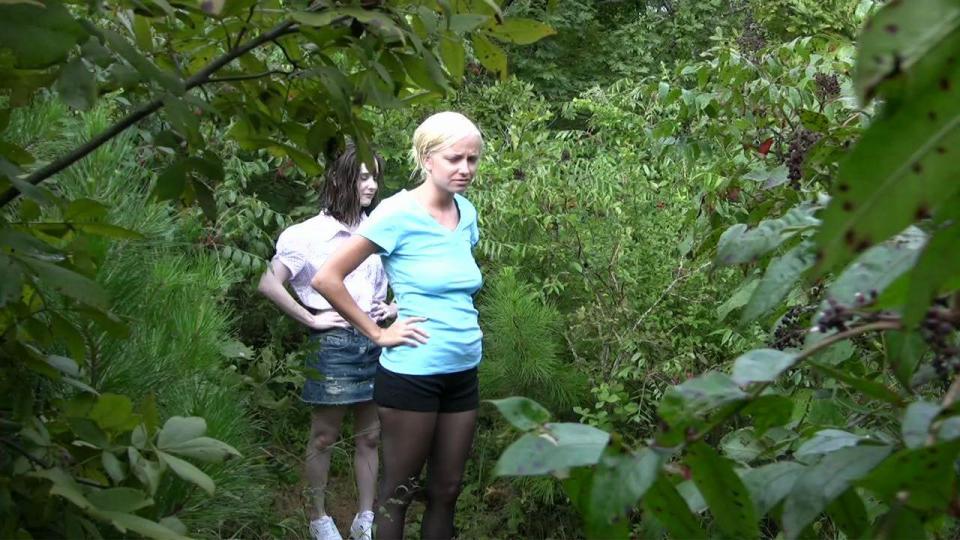 The Botanists Mallory Page and Danielle Trixie are looking for some rare orchids. They get lost and Danielle stumbles into muddy quicksand. Mallory rescues her, but when Mallory herself falls into the mud, Danielle leaves her to sink under the quicksand. Wandering along, Danielle falls into a clay pit and sinks under the clay.<br><span style='color:#b0b0b0;'>[隐藏文字，购买后可见]</span>