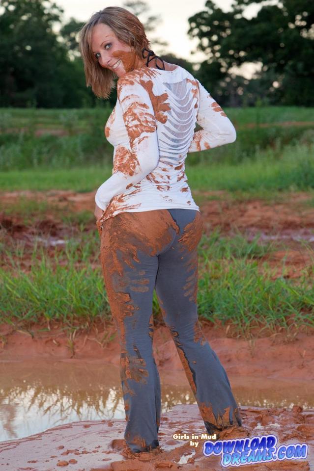 Dirty at Dusk Leanna in a nice sports outfit, getting slowly muddy from head to toe, at a wonderful sunset ...!!!<br>- grey workout pants, long sleeved white shirt and sneakers<br>- Leanna starts to get slowly muddy and then more and more ...<br>- ... finally she rubs mud all over her hair and face!<br><span style='color:#b0b0b0;'>[隐藏文字，购买后可见]</span>