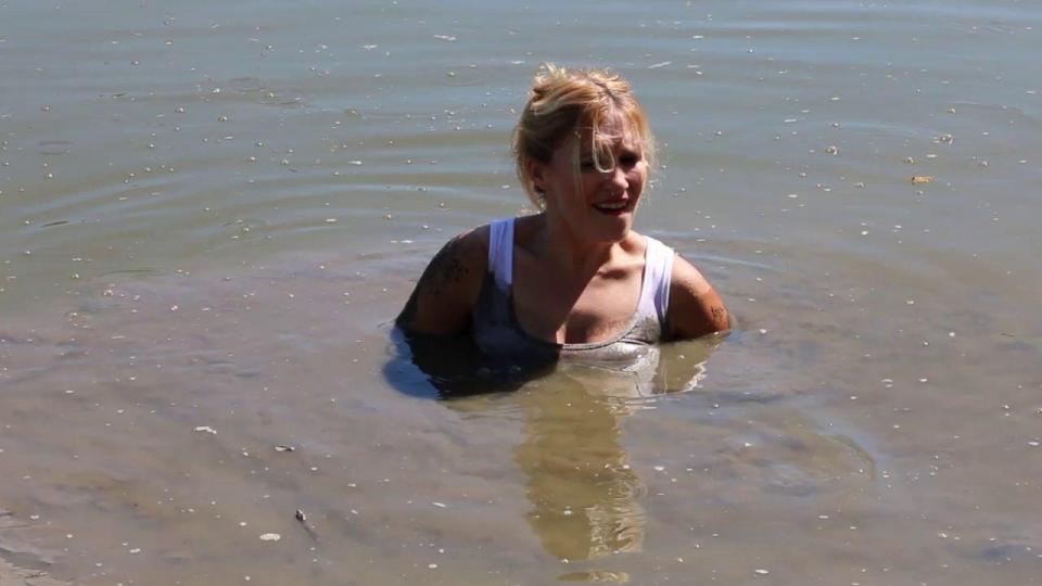 Underwater Quicksand Drama BDSM model Blair Blouson is exploring a new, desolate beach she found on her day off. Unfortunately for her, the beach consists of quicksilt. It grabs her feet as she steps onto it, and she struggles and moans in her displeasure! Eventually, the ooze ruins her tight jeans and white tank top. She squirms and crawls along the water's edge, but eventually underwater quicksand grabs ahold of her and pulls her in deeper and deeper. She sinks up to her shoulders before she collects her wits and manages to free herself from the sucking mire.<br><span style='color:#b0b0b0;'>[隐藏文字，购买后可见]</span>