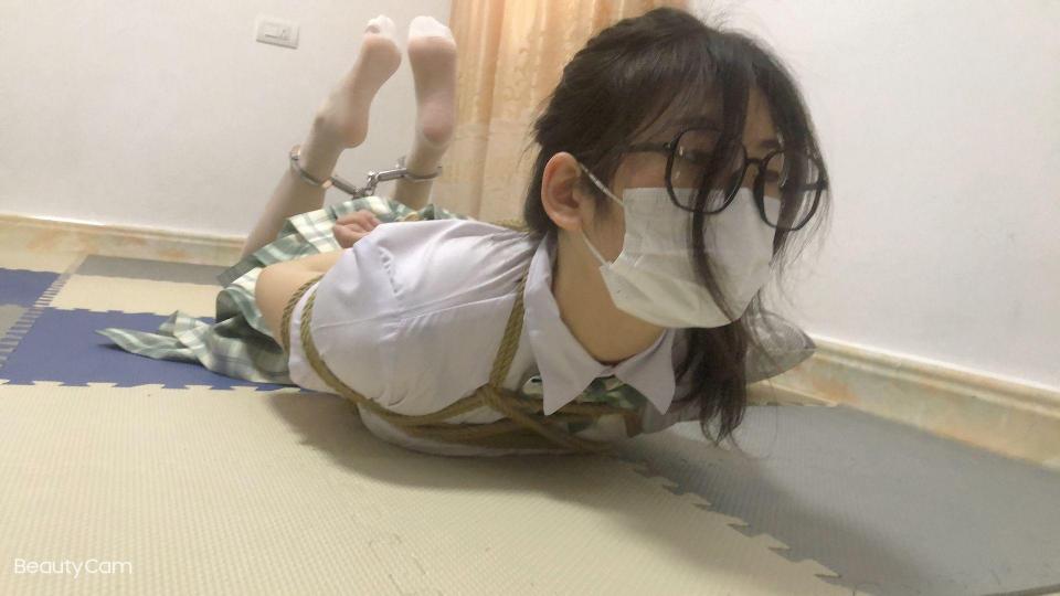 【玉箫原创】【佳怡】JK白丝JIOJIO白里透红 - 自己把手铐连着床铐住，脚也铐在一起，然后凭本事自己解开了。视频过两天上架，欢迎大家支持和购买.～～ [驷马（俯卧）,丹丹,手铐,脚铐/脚镣,中国女孩,口罩,JK]