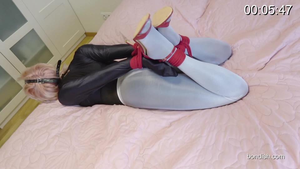 PIXIE CHANGES FROM BOOTS TO A PANTYHOSE ENCASEMENT HOGTIE Pixie slides out of her ZARA boots and starts layering pantyhose. Pixie is in need of rescuing because she is having way too much fun to remember to try and get out. Pixie is tied up with ropes and gagged with a very tight fitting ballgag harness. Before Pixie gets hogtied there is a lot of posing and teasing from her for YOUR pleasure!<br><br><span style='color:#b0b0b0;'>[隐藏文字，购买后可见]</span>