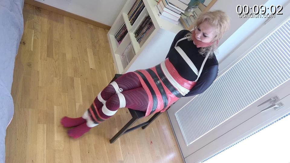 HELENA CHAIRTIED WITH ROPES &amp; TAPE You think ropes are boring?<br>And tape is too soft for you?<br>And foil is only for bondage rookies?<br>Helena thought exactly the same and that's what she gets now!<br>Ropes, foil AND tape!<br>All of this firmly attached to a chair and a pantyhosegag on top!<br>Now Helena can look at how she gets out of there again...<br><br><br>Spoiler alert: She will not!<br><br>And the handcuffs with which her hands are fixed, do not make it easier...<br><br><span style='color:#b0b0b0;'>[隐藏文字，购买后可见]</span>