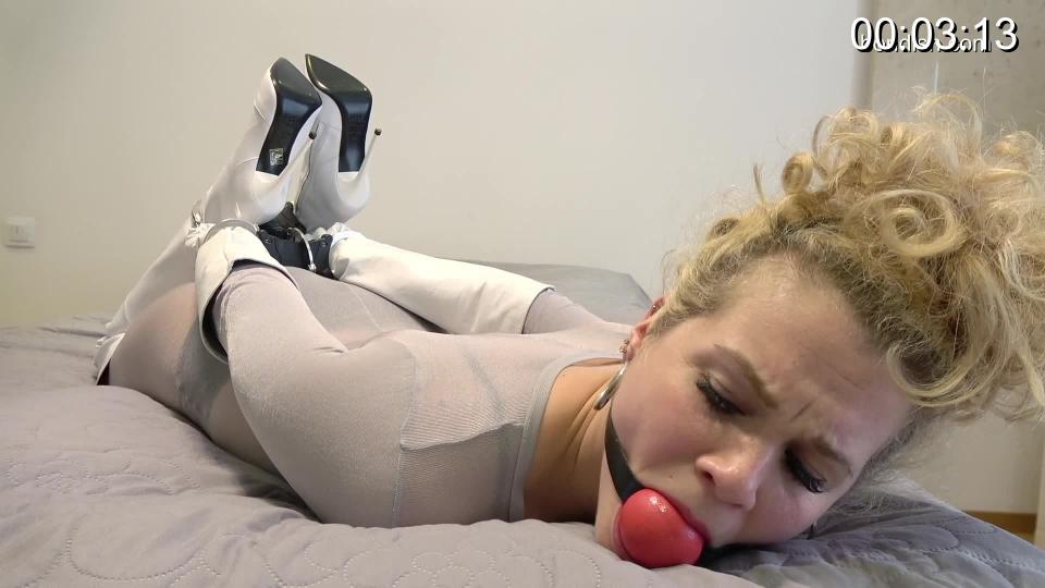 TRIPLE BONDAGE In this session we wanted to find the best method to tie Helena up. We tried it with handcuffs, with ropes, but also with tape. Helena was first gagged with a ballgag and in the last part tapegagged. Helena wears boots from 1969 and a shiny lycra bodystocking from Fibrotex. What would be your favorite method? Handcuffs, rope or duct tape?<br><br><span style='color:#b0b0b0;'>[隐藏文字，购买后可见]</span>