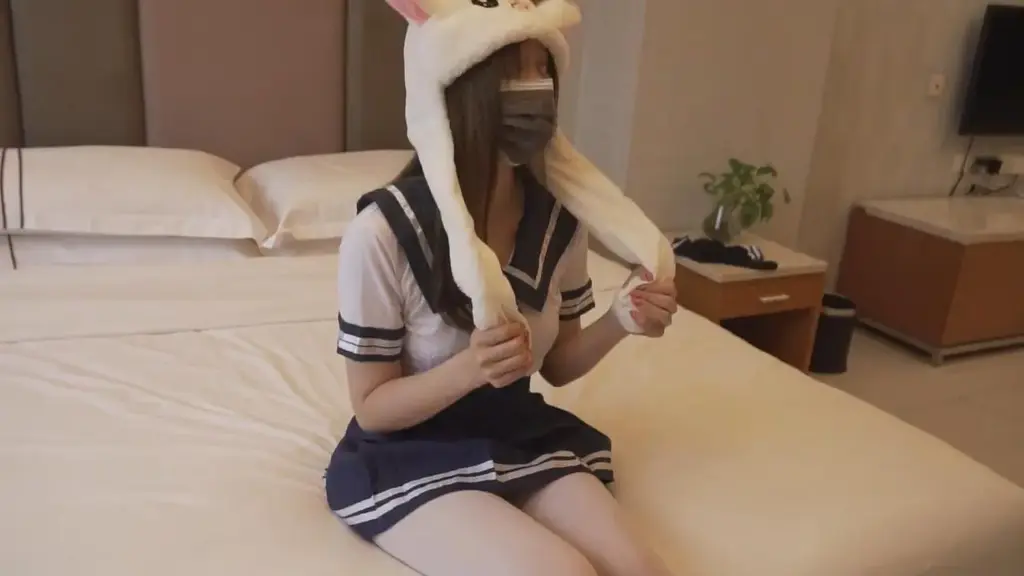 白丝JK服 x 小恶魔装 口球堵嘴胶带封嘴丝袜套头，再强制^^ 妹子刚大学毕业不久长相甜美可爱，平时就喜欢穿jk，喜欢穿可爱风格的服装。喜欢玩某音短视频平台，还有几十万粉丝呢，我就接约拍短视频的名义邀请她拍摄，第1次拍的很简单的短视频。就带了绳子、口球之类的，被她发现了~~ 我说是之前拍摄的道具，，她就很好奇，，在循循善诱之下，她便接受了尝试~~ 但要求戴口罩不露脸~~ 那没关系，她可不知道，绑上了后还有更好玩的震具嘞~~~<br><br>解压码：123456<br>