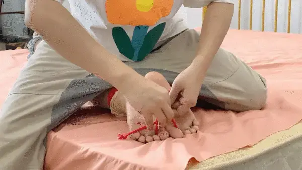 （xiao素素）：订拍转公映：a22.531xss佳佳挠脚板底 被男子KB压在床上动弹不得，时而笑，时而难受，表情真实的反应出内心的感受。<br>不知道佳佳是否流水，也不知道她是舒服，还是难受，还是自己无法控制。<br>解压密码： whwdzgwajjxss123  解压后把MP3改为rar，再解一次<br>业务范围：专属订拍 一对一视频网调 全国飞现实验<br>联系方式：1487615606 3147195239