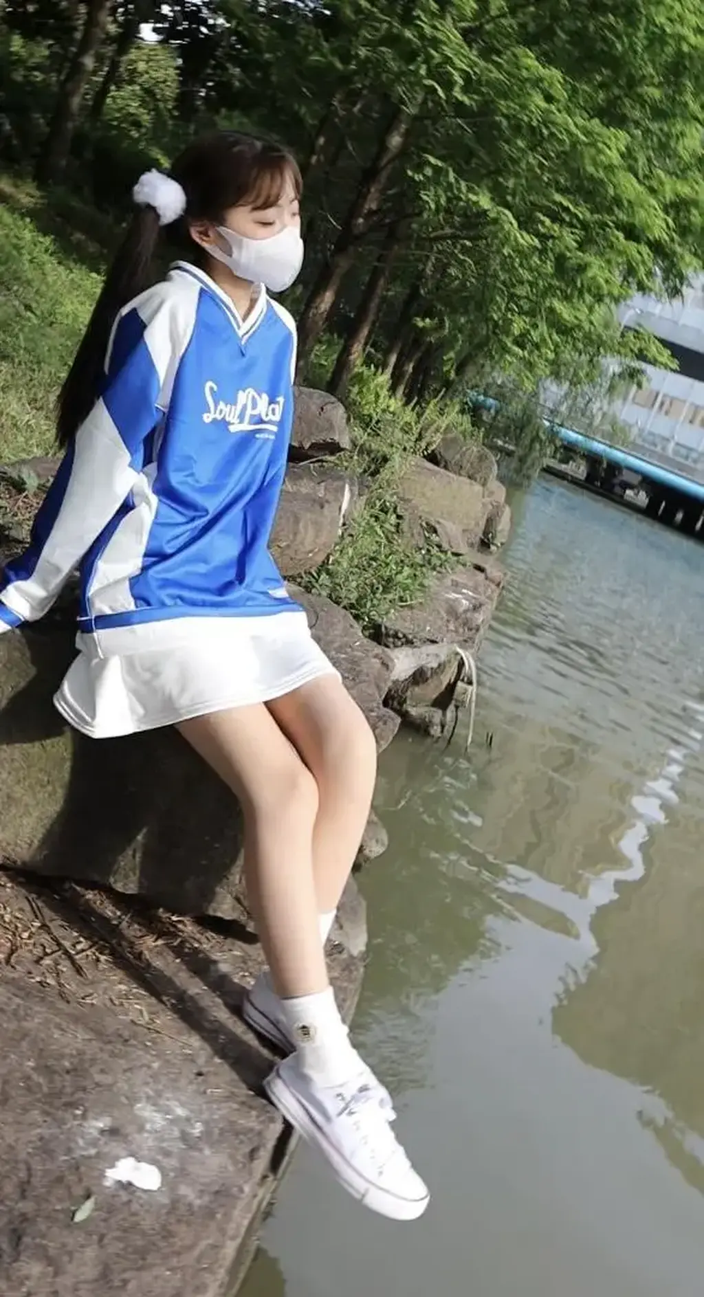 阿瑶又来踩水玩啦 - 阿瑶每条私信都回了哦 谢谢妖狐站大家的支持 阿瑶不P图哦全都是原图 今天穿了一身超级显平胸的衣服 。。。emmm好吧 本来就是平胸。。 换了一双白棉袜玩水和泥还是蛮脏的啦，不过夏天的水还是很温暖的啦~希望大家喜欢这一百张图哦  