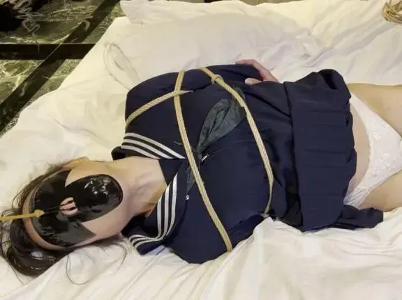 Mっ娘顔面テープ鼻フック緊縛 Mっ娘が顔面にテープを貼り付けられ目と口を塞がれ、鼻フックと電マ固定で責められています。<br>M女脸上贴着胶带，眼睛和嘴巴紧闭，还被指责鼻钩和电动按摩机。<span style='color:#b0b0b0;'>[隐藏文字，购买后可见]</span>