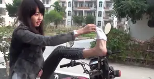 弯弯-摩托女郎 原青铜足模网视频，模特弯弯在模特车上展示帆布鞋白袜美脚