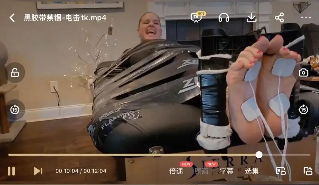 Fettish – Blasted on the Tickle Table 不要让这个名字欺骗了你——通常这个装置是用来挠痒痒的，但是这一次，一个TENs装置连接到Michelles的赤脚上，火花四溅！她被告知每次变得太激烈时要读她右边的安全词！你认为她说过多少次安全的话？这个女孩很坚强！