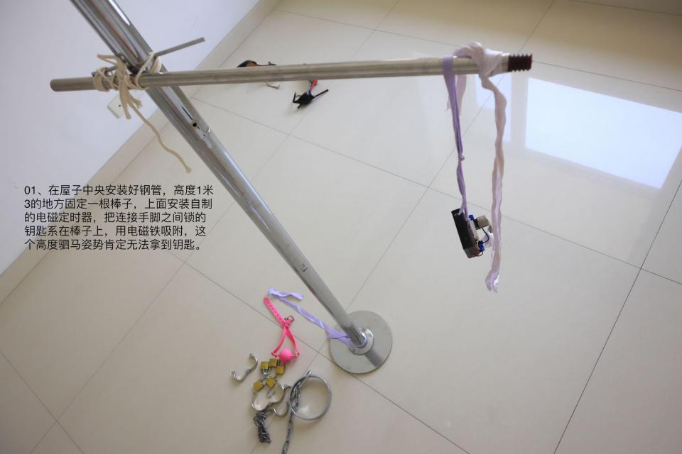 白袜伪娘五小时驷马固定（文字解说版） - 机缘巧合，得到一根钢管舞管子，想着把自己驷马锁在上面，脖颈用丝带连接在上面，打算用磁铁碰运气吸附钥匙，如果这个失败了就只能等定时电磁铁释放钥匙了。第一次尝试这种办法，所以只设置了五个小时，自缚和有同好帮忙完全不同，费时费力效果差，唯一的好处就是子做主。给喜欢的同好分享。 [伪娘]