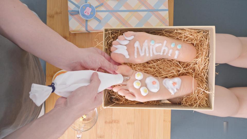 Limerence Michii烘焙坊脚脚蛋糕出炉咯TK脚心 Limerence Michii烘焙坊脚脚蛋糕出炉咯TK脚心<br>原创者：Limerence<br>自制的巧克力鲜奶油蛋糕，有脚趾缝和柔嫩脚底，挤上甜甜的鲜奶油，脚趾头涂上巧克力酱之后 再洒上缤纷的碎片做装饰 要先从哪里开始吃起呢