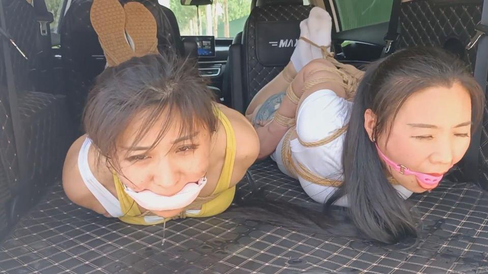 一绳所爱工作室订拍《野外车劫》下 笑笑，紫涵主演 两位美女逃出生天后决定故地重游，来一场野餐，结果女侦探包中装的全部是绳索和口球，OL被女侦探绑在树上被路过的歹徒再次绑架了，回来的女侦探也落入魔爪，等待二女的有将是什么。。。。。解压密码：qlzz解压两次