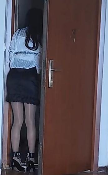 薇薇肉色丝袜手铐锁链缚 早上起床，画好妆，穿上白色衬衫和束腰短裙，穿上肉丝和高跟鞋，然后用铁链将自己绑起来，本想打开门出去转一圈，差点被看到，吓死我了。心脏怦怦跳的感觉真太刺激了。薇薇qq1251781327(有门槛），工作室qq3221079735
