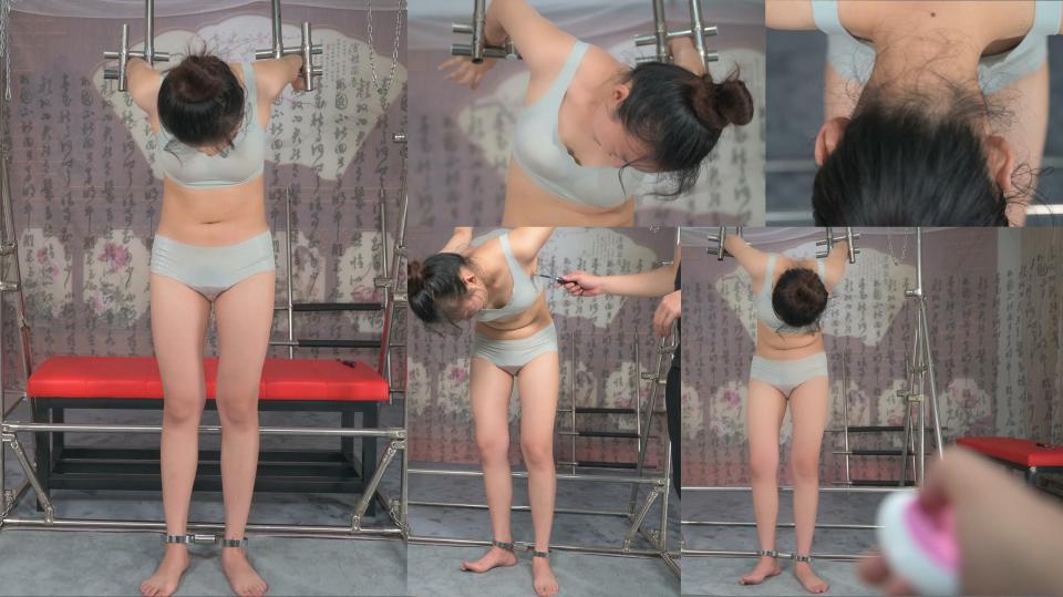 【CV4K】高挑美女内衣直臂反扭铁架高吊固定-初试滚刺和震动-这次整得她精疲力尽 这个姿势在北方叫撅，把人的手臂反扭，手掌向上然后抬高，他就不由自主的弯腰低头。另外人的手腕其实是扁的，用钢管夹住手腕，也有了这种效果，妹子一旦被这样铐上，她是无法转回胳膊的。这次提出让妹子试一试震动，她居然问会不会疼？那么，这就好办了，“绝对不会疼，就是个按摩震动的东西”我是这样回答的，妹子在过程中说是好难受，那是肯定的，手被撅老高，是下面难受还是上面难受，其中滋味只有她自己知道吧。反正放她下来的时候，明显焉儿了。
