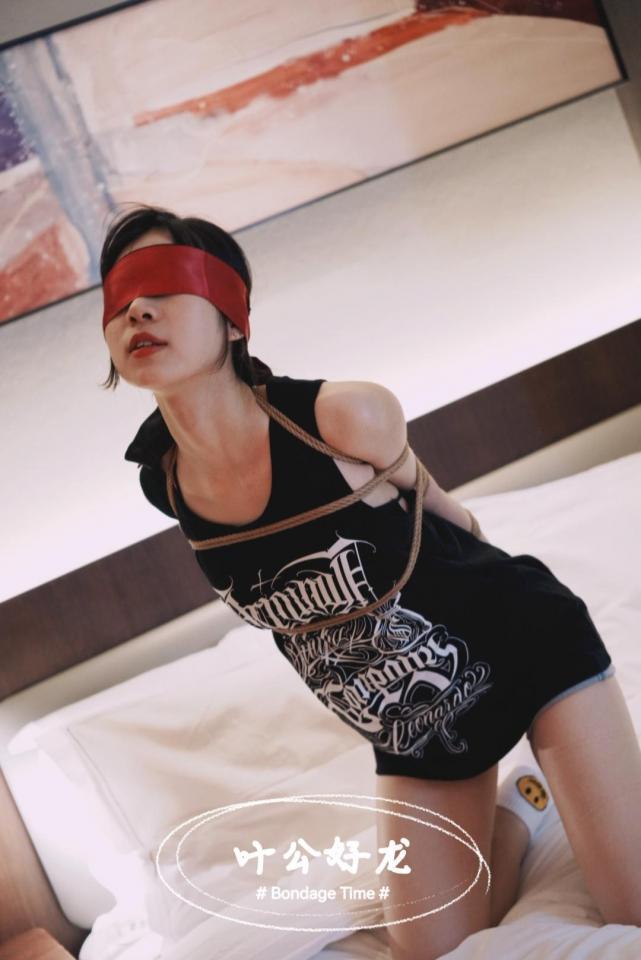  [18岁少女的绳缚尝试]楚楚可怜的欧式束缚(一) - 喜欢的话记得点个关注呀!叶公好龙_佛系营业的初级捆工_约拍/约绳请联系QQ1840020511 [运动（健身服）,西式（直臂并肘）,中国女孩]