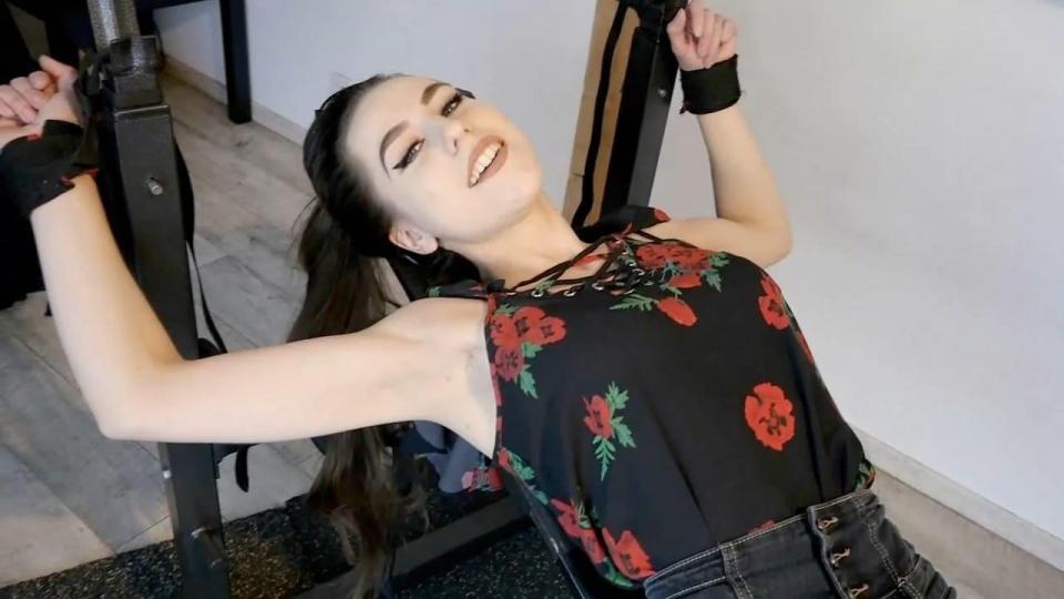 the ticklish weak points 03 thighs knees FRENCH TICKLING6月热门作品 (C4s TOP 1 在榜一周)<br><br>每个女孩儿都有别人碰不得的"死穴"<br>找到这个最敏感的部位，<br>就能抓住女孩儿的软肋，予取予求<br>所以，我们决定进行特殊测试：<br>在短时间内，专攻一个部位<br>直到女孩儿在挠痒中失去理智<br>现在，轮到玛姬拉受刑了<br>我们把她严实地固定起来<br>以高强度刺激她最怕痒的部位<br>下半身篇分为两个部分<br>01 - 大腿 & 膝盖<br>玛姬拉欲罢不能，<br>两个部位的痒感切肤入骨<br>她的胯部不停扭动<br>却始终无法找回重心