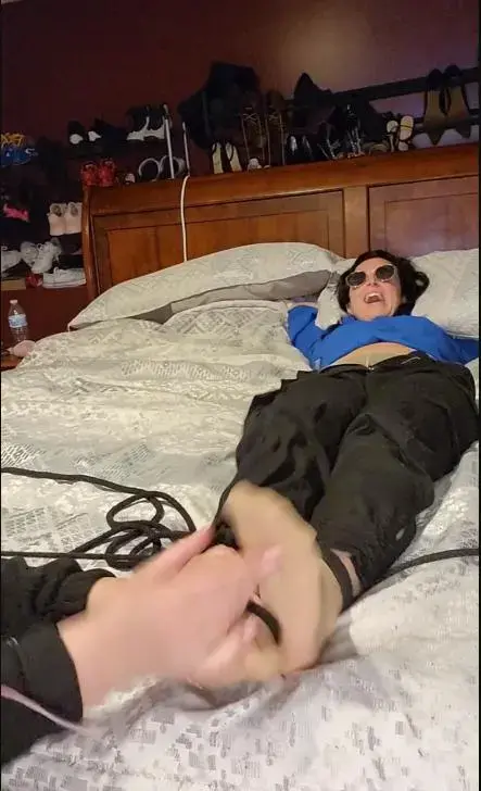 TickleMeAmy – Police Officer Amy Tickled 带墨镜英气逼人的J官，被红发非主流妹子绑在床上，从挠脚心，到挠肚子，到全身TK挠痒，全程TK哈哈大笑，最后扛不住终于沦陷