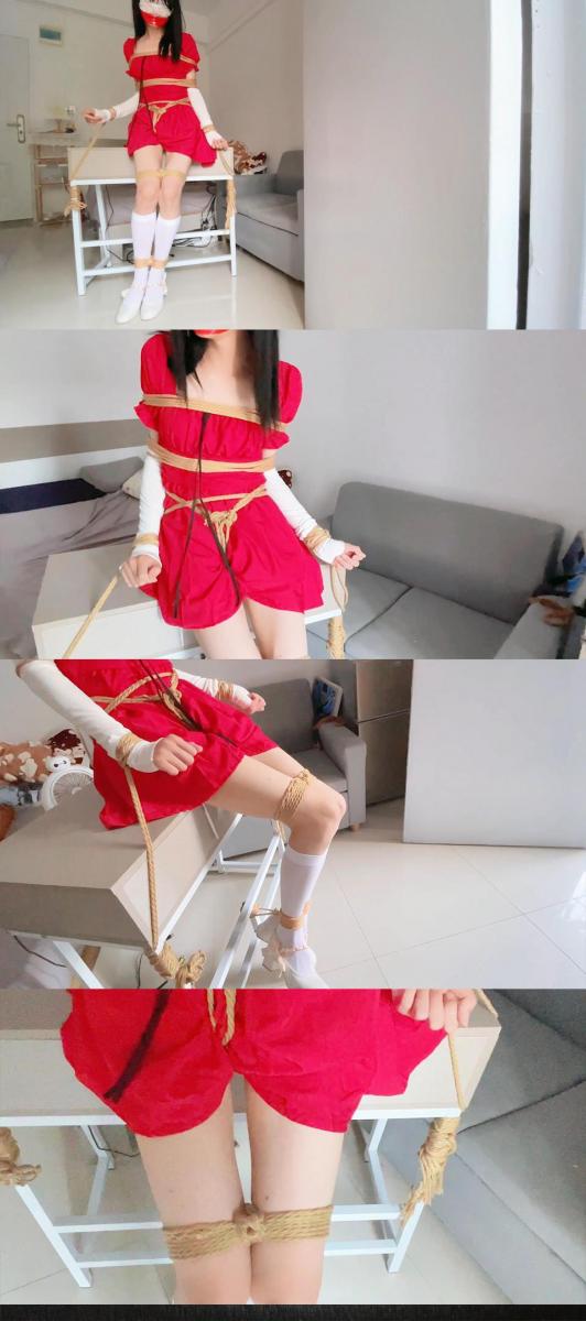 [凉叶子] Red-Dress Yezi: Table-Connected Bondage Yezi is connected to a table with crotch rope, blindfolded and gagged, struggling in white calf socks.