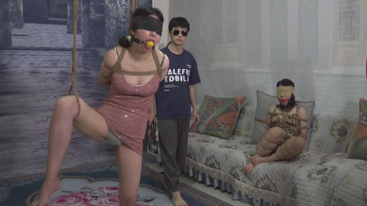 定拍 连续系列剧《双女M转盘捆绑游戏 六》 双M转盘抽奖玩捆绑游戏，转到的项目就要按照醒目做 双M转盘抽奖玩捆绑游戏，转到什么项目玩什么项目，看看她们玩的多欢快，请欣赏视频，QQ462276998