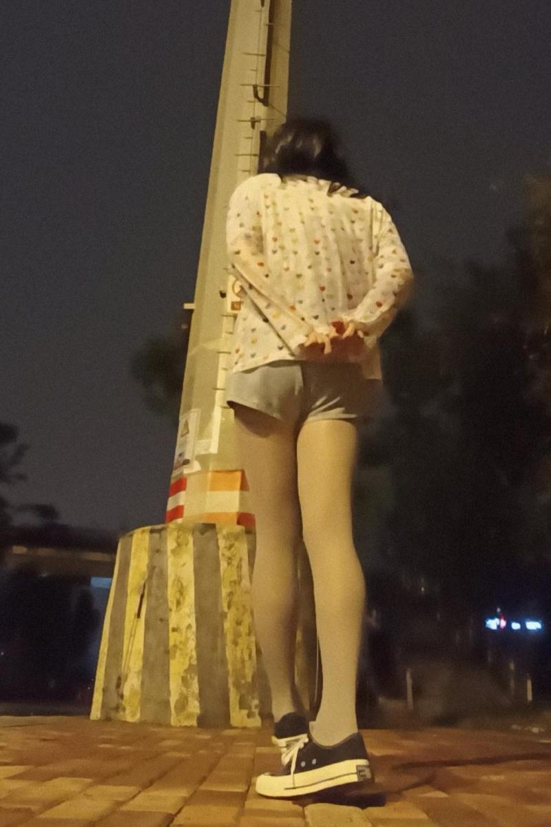 初来乍到，一点自拍。丝袜帆布鞋热裤 - emmm....是男孩子，喜欢丝袜帆布鞋，当然还有绳子，这一套木有自缚。 [丝袜,肉丝,帆布鞋,户外,伪娘,热裤,连裤袜,灰丝]