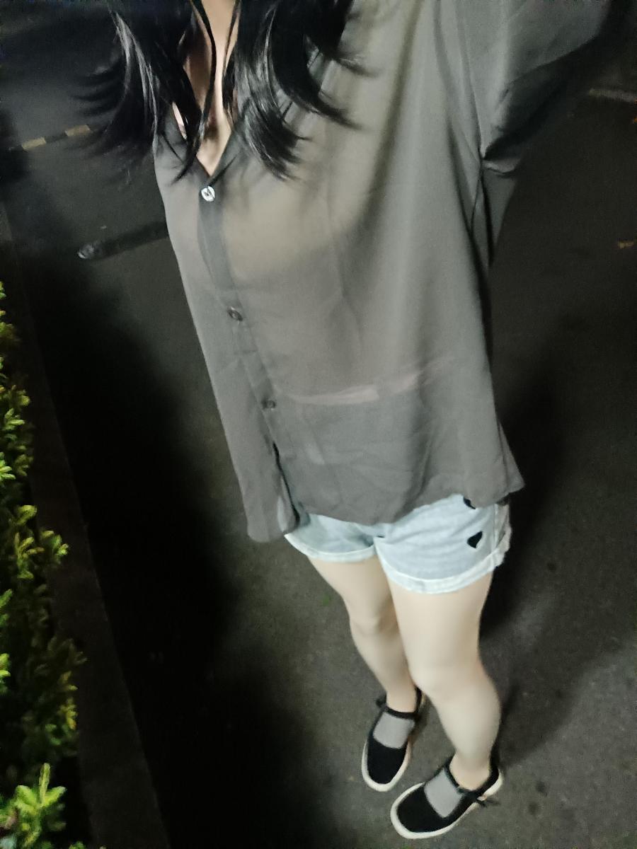 热裤丝袜布鞋，夜游小区 - 拍的有点糊，各位老爷随便看看吧。主要是后面戴了小玩具，实在是没心思拍/(ㄒoㄒ)/~~，太刺激啦。。下楼的时候电梯里还被楼下一家四口堵个正着，都10点了还带小朋友出去玩。,,ԾㅂԾ,,一直被盯着感觉太怪啦，还好没被绑着。不过我的穿搭也很怪，是真的想跳电梯。つ﹏⊂ [肉丝,跳蛋,户外,伪娘,热裤,外出,布鞋]