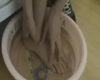 丝人订制原创 雯雯扭伤订拍 NB鞋 丝人订制作品，模特跑步时脚扭伤了，痛苦不堪，只能到家里脱掉鞋袜泡脚按摩，结果还是很难受。最后涂上红花油，穿好鞋袜，跑到医院进行治疗