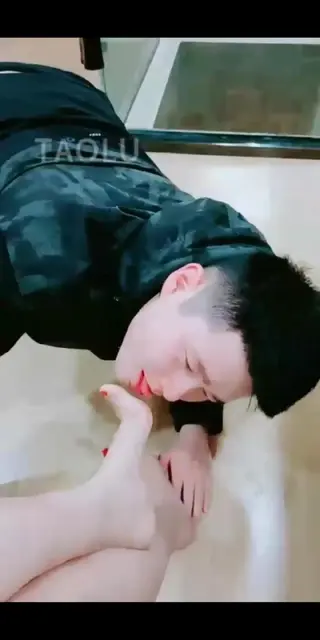 大学生小奶狗来找主人 踩踏 耳光【林夕】 开发调教大学生奶狗，恋足