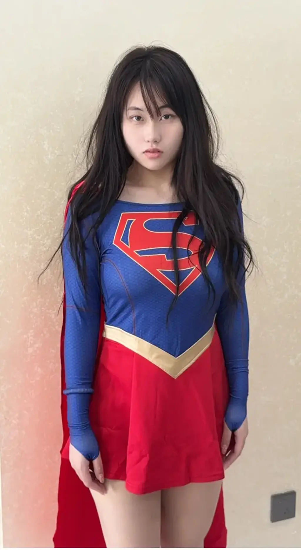 "意获"野生女超人 无所事事的阿伟在地下车库虚头巴脑的晃悠，看到不远处似乎有个美女躺着地上，阿伟走近，只看见女超人奄奄一息一动不动，还以为是搞 cosplay 的美女呢…原来女超人刚经历过一场战斗，能量尽失，晕倒在地。。对这种天降美女的好事，身为变态的阿伟肯定不会轻易放过，把女超人搬到车里，双手不停的游离在女超人的身体上下部位。。。突然脑袋一转，阿伟带回家中捆绑玩弄，玩弄一阵，打女超人的脸唤醒，找了不少工具来强制 tk 她，女超人醒来第一句就愤怒不已，“愚蠢的人类，放开我，不然等我力量恢复了要你好看”，阿伟管你这啊那啊的，褪去女超人的上衣，死死抓住这大胸…沉醉其中，没有了能量还敢威胁阿伟，拿起皮鞭对着前胸就是抽，pia pia pia 女超人老实了。。<br>原味衣服道具售卖 定拍合作请联系QQ2838269780  网盘文件解压码xo45  首先把png改为zip解压 解压密码xo45 然后获取到一个png 改为mp4播放
